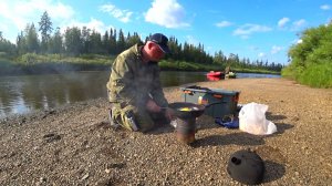 Рыбалка на севере. Обед на берегу реки. Окуни горбачи радуют мощными поклёвками! Изба в ТАЙГЕ.