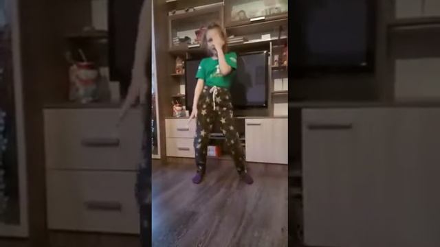 Танец "Uno" смотреть до конца😂 смотреть онлайн