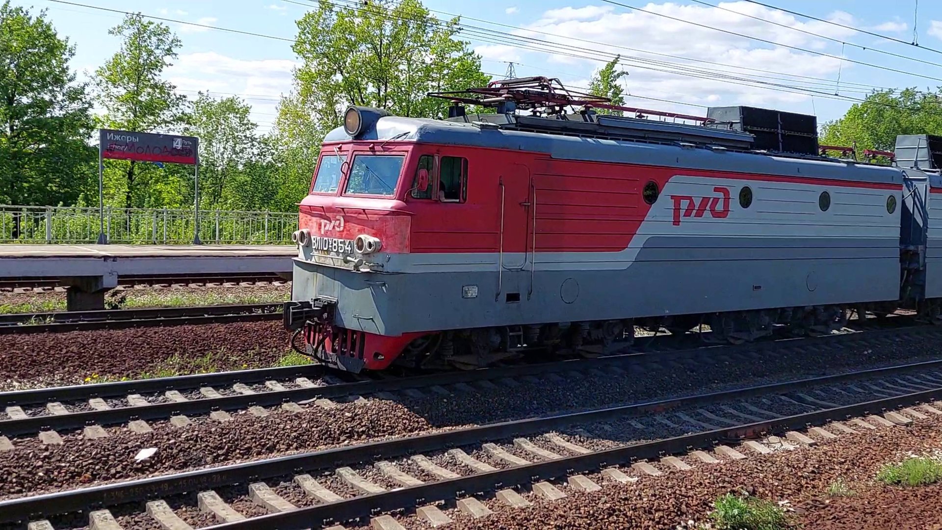 Тайны платформы Ижоры: грузовой поезд с локомотивом ВЛ10 в центре внимания! смотреть онлайн