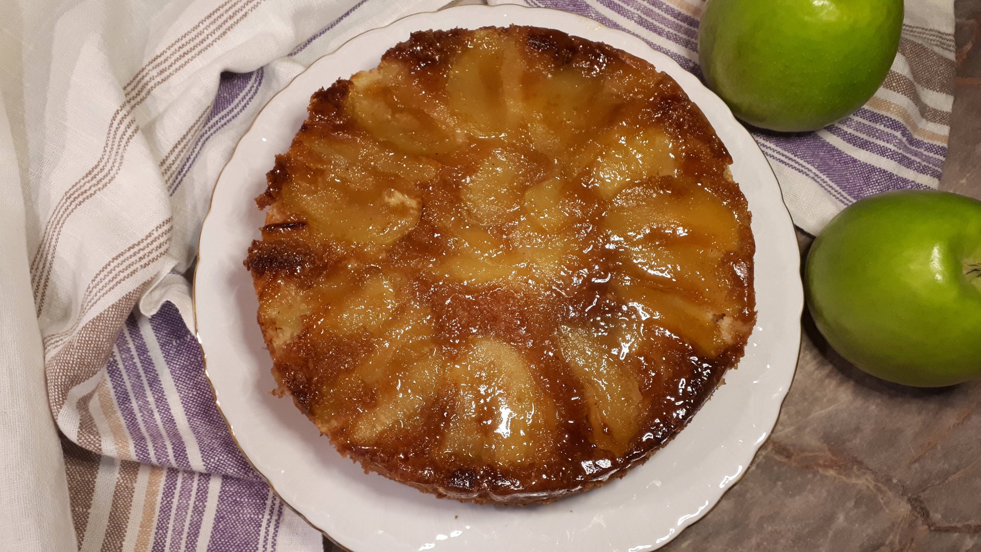 Пирог с карамелизированными яблоками. Очень быстрый, без весов и миксера. смотреть онлайн