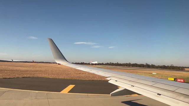 Самолет приземляется над крылом другого самолета. Бес