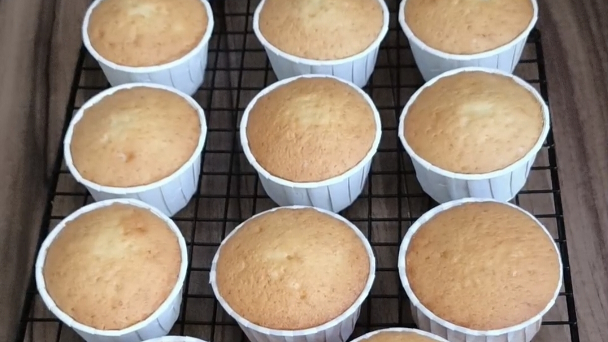 Капкейки ванильные🧁 Простой и очень вкусный рецепт😋😋😋 Рецепт в описании #капкейкиванильные