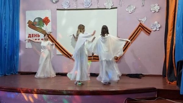 9 мая танец "Журавли" 11 и 4 класс