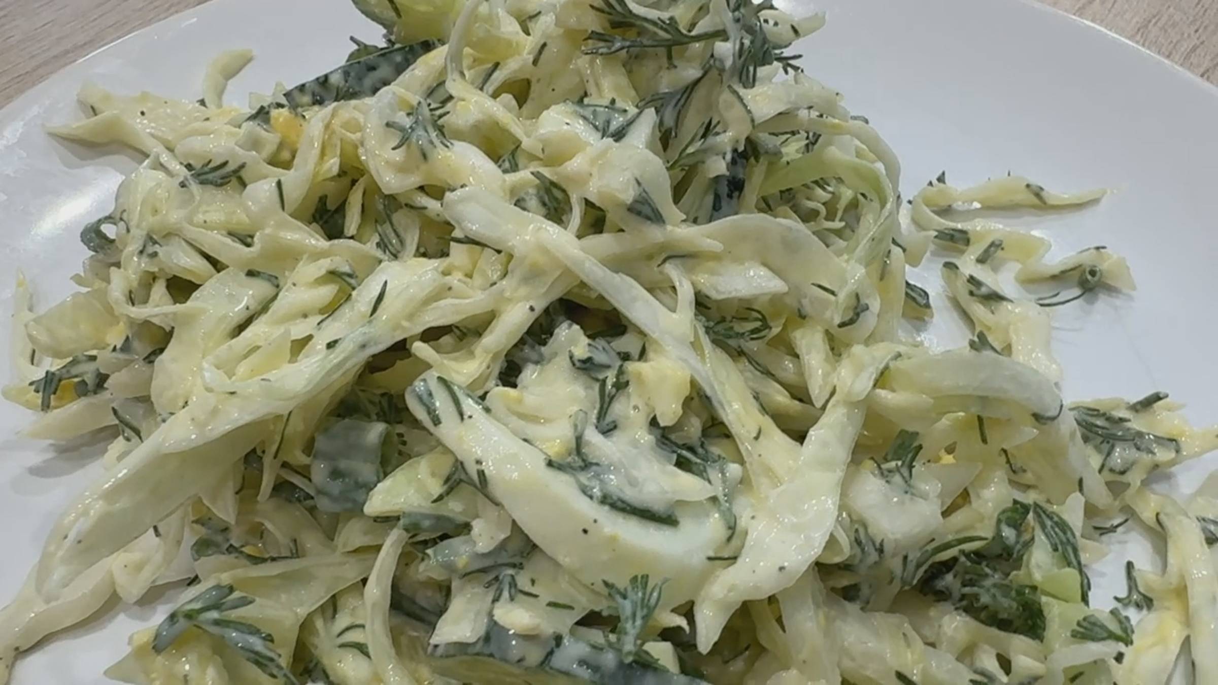 Этот салат из молодой капусты мы готовим через день! Все дело в заправке! смотреть онлайн