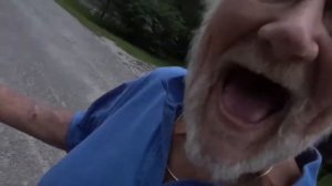 ЗЛОЙ ДЕД ИГРАЕТ В Pokemon GO и Разбивает  iPhone