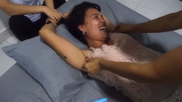 Щекотка молодой девушки 😂😁😘