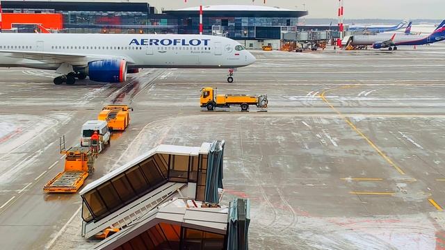 Новогодний перрон аэропорта Шереметьево