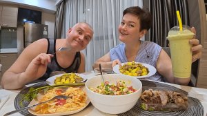 Мукбанг Вован ЛИКУЕТ, сами наготовили на ужин ДОМШНЕЙ ЕДЫ! Обсуждаем путь ДОМОЙ! Ужин в Таиланде