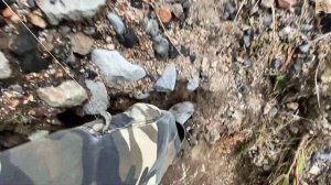 Строительство, шахтёры сбивают песок и камни со стен карьера