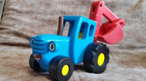 СИНИЙ ТРАКТОР ИЗ ДЕРЕВА