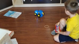 Синий трактор прыгающий