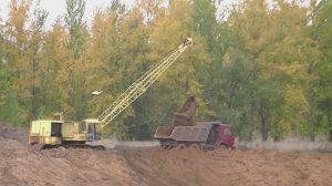 Экскаватор-драглайн ЭО-5119 в глиняном карьере