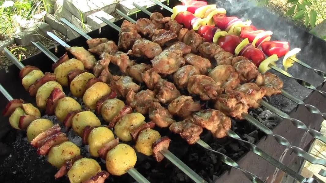 Как Сделать Шашлык из Курицы, Чтобы Мясо Таяло во Рту! Плюс Гриль-Картошка с Беконом!