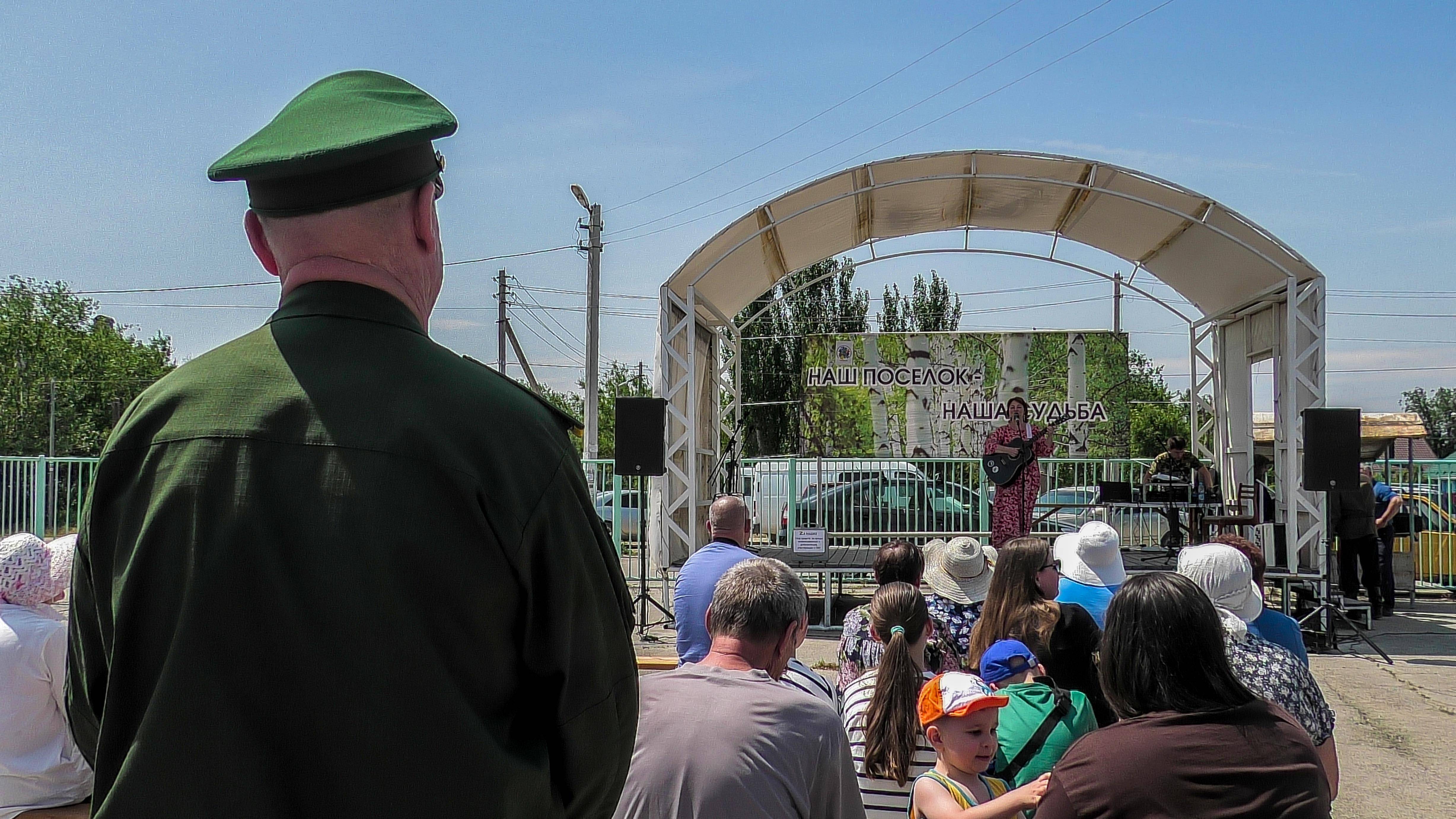 В Паромном прошел концерт в поддержку воинов СВО смотреть онлайн