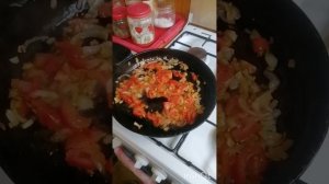 Яичница с помидорами и луком, жареная Колбаса и вкусные малосольные огурчики