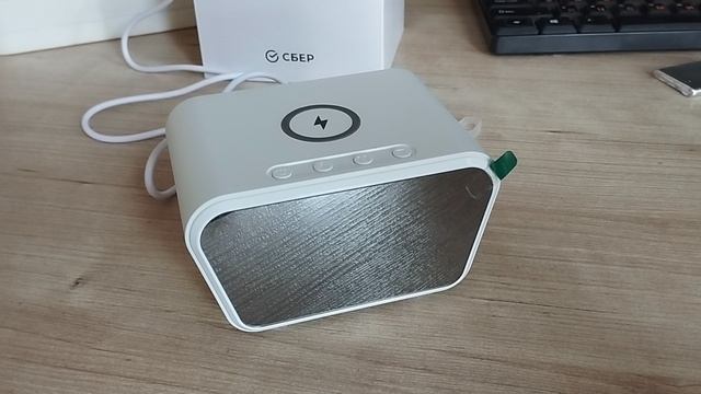 Часы Portobello с беспроводной зарядкой.