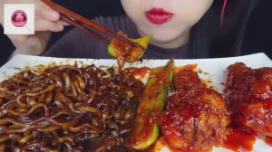 мукбанг. сладости и острая лапша