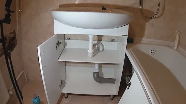 Установка и подгонка под канализацию тумбы под раковину смотреть онлайн