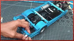 Мужчина построил гиперреалистичный радиоуправляемый грузовик в масштабе, используя только ПВХ