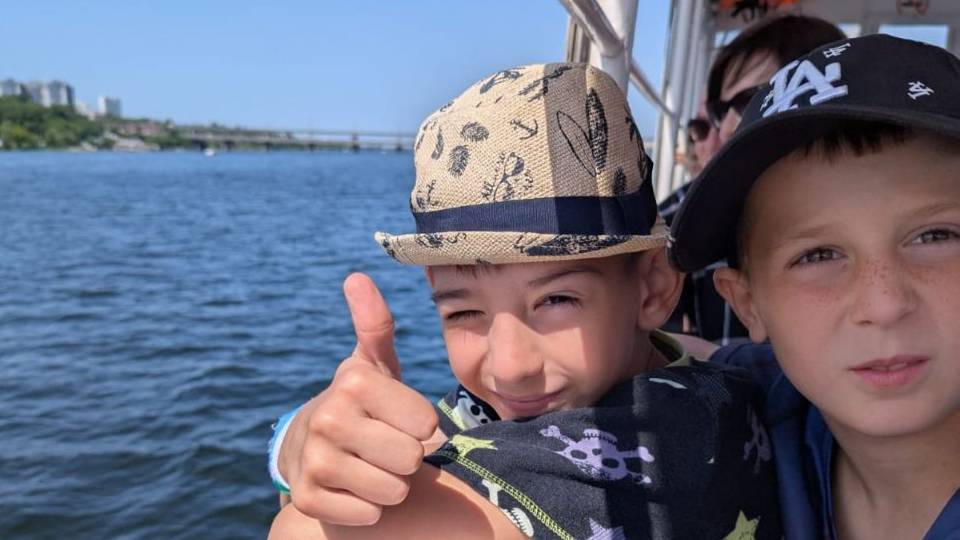 Детская водная прогулка на катере по водохранилищу. смотреть онлайн