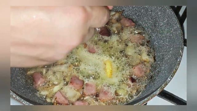 Вкусная яичница на сале с колбаской