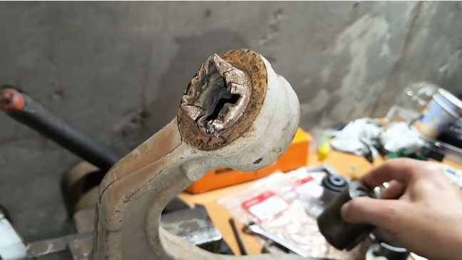 Замена сайлентблоков переднего нижнего рычага Honda Accord 7