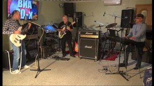 "Давайте выпьем, Наташа".  Исполняет кавер-группа "Белый Омут"