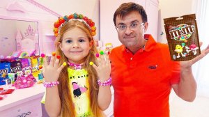 Диана и папа играют в Салон Красоты из конфет