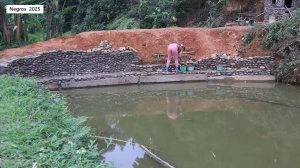 София 23. София строит каменную отмостку у водоема