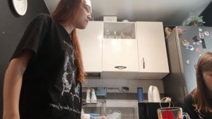 История о том, как Ксюша ходила в гости к подружке. Наелись всякой всячины, натанцевались