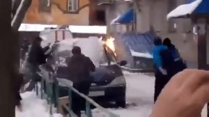 кидает коктейли молотова