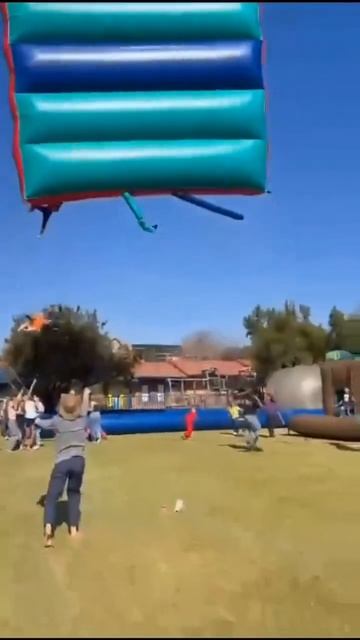 Фобия в копилку: ветер поднял надувной замок с детьми на 12 метров в ЮАР Несколько детей выпали смотреть онлайн