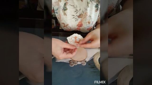 Декупаж върху дървена подложка за чаша