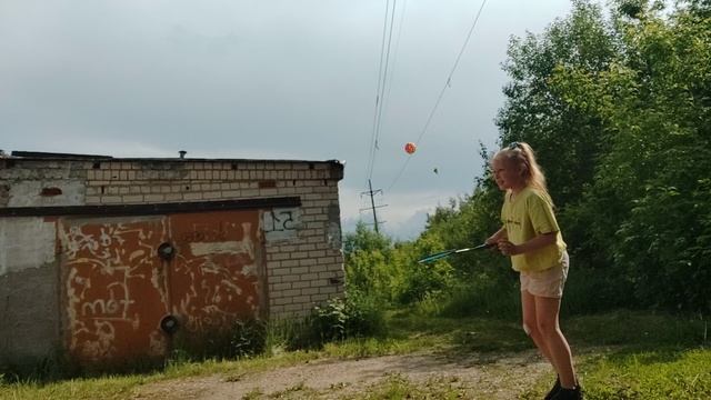 пытаюсь набить рекорд 52 раза ракеткой 🏸 смотреть онлайн