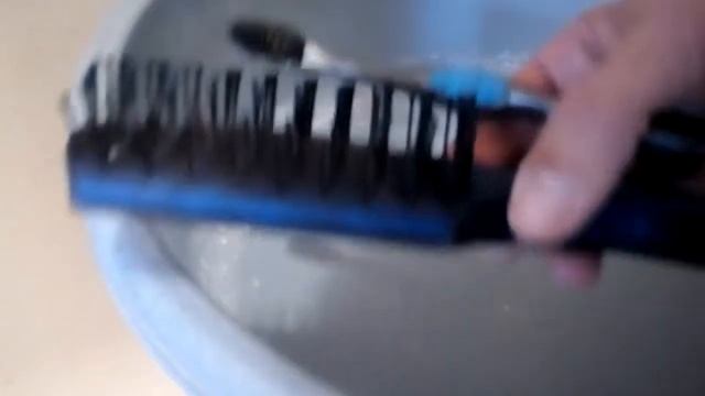 Как быстро и легко почистить расчёску от волос грязи и