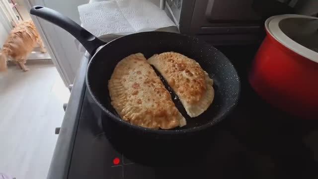 Хрустящие Чебуреки,как я их приготовила_Таких вы точно не пробовали!Влог, домашние хлопоты. смотреть онлайн