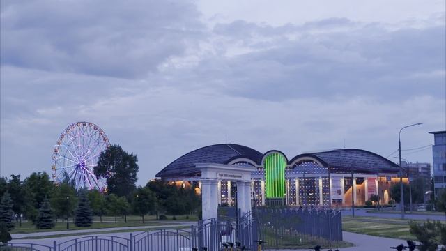 Колесо обозрения «Золотое кольцо» в Ярославле, вечерняя подсветка смотреть онлайн