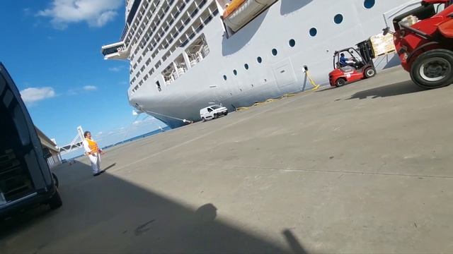 порт Лиссабон. корабль Fantasia MSC