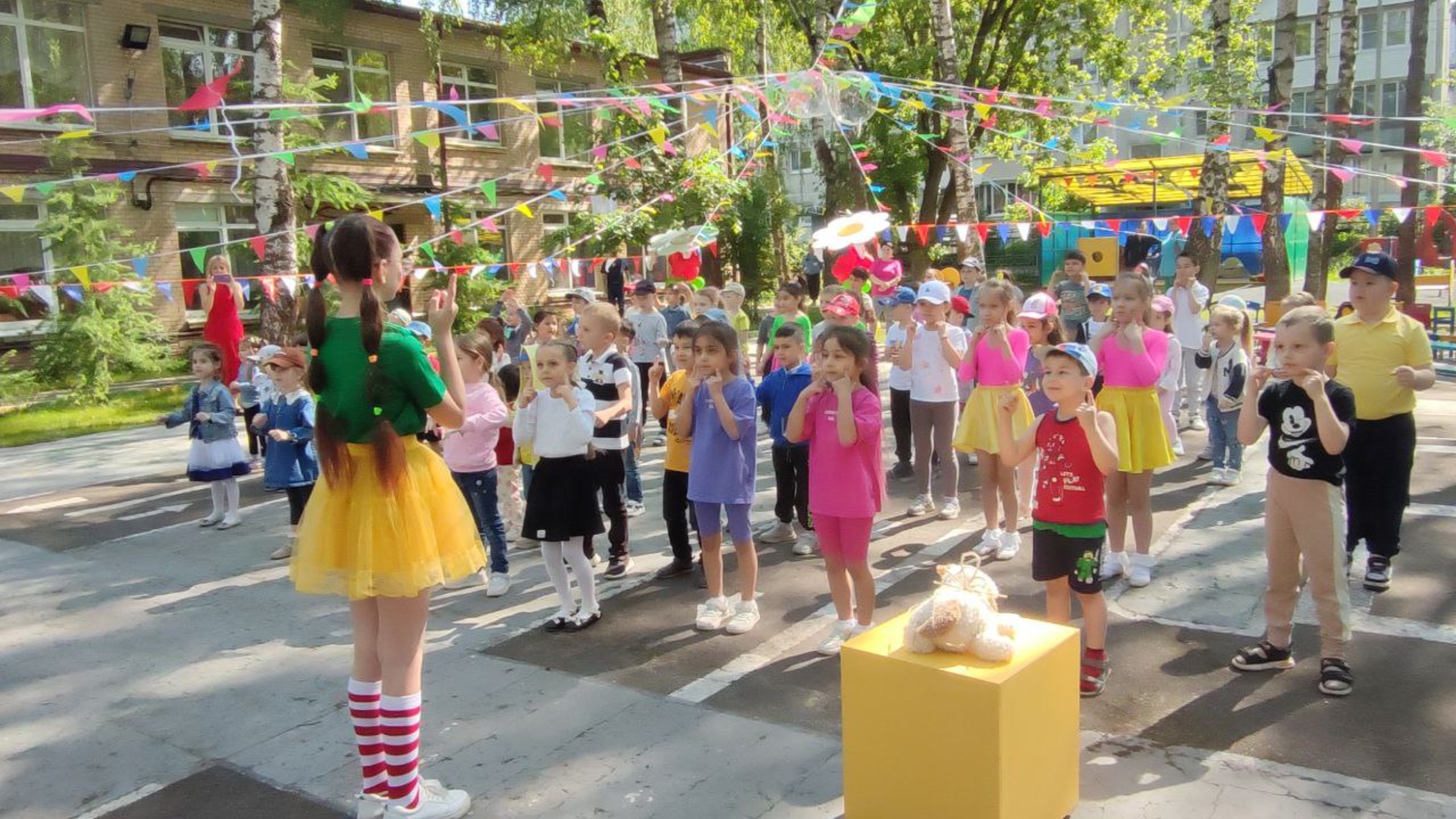 День защиты детей с клоунессами
#деньзащитыдетей #детскийсад #цирк #клоунессы #шары