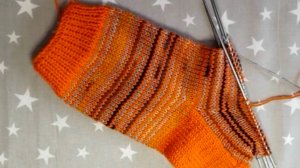 Носочки Хеликсом / Носки из остатков пряжи / Классический метод Хеликса.