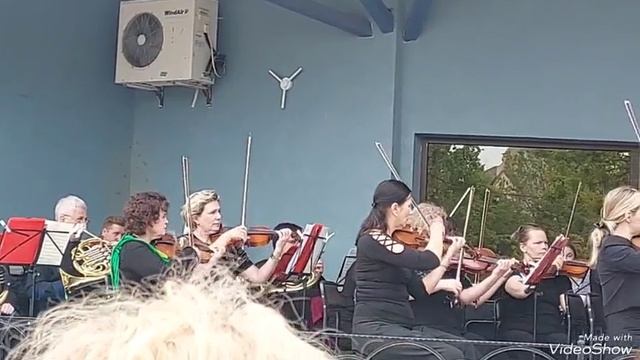 "Уличные мелодии в смокингах" концерт КСО в парке Пионерского курорта 6 июня 2025 смотреть онлайн