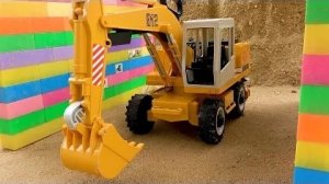 Экскаватор и трактор трансформируются через волшебные врата | Веселые истории про машинки-игрушки |