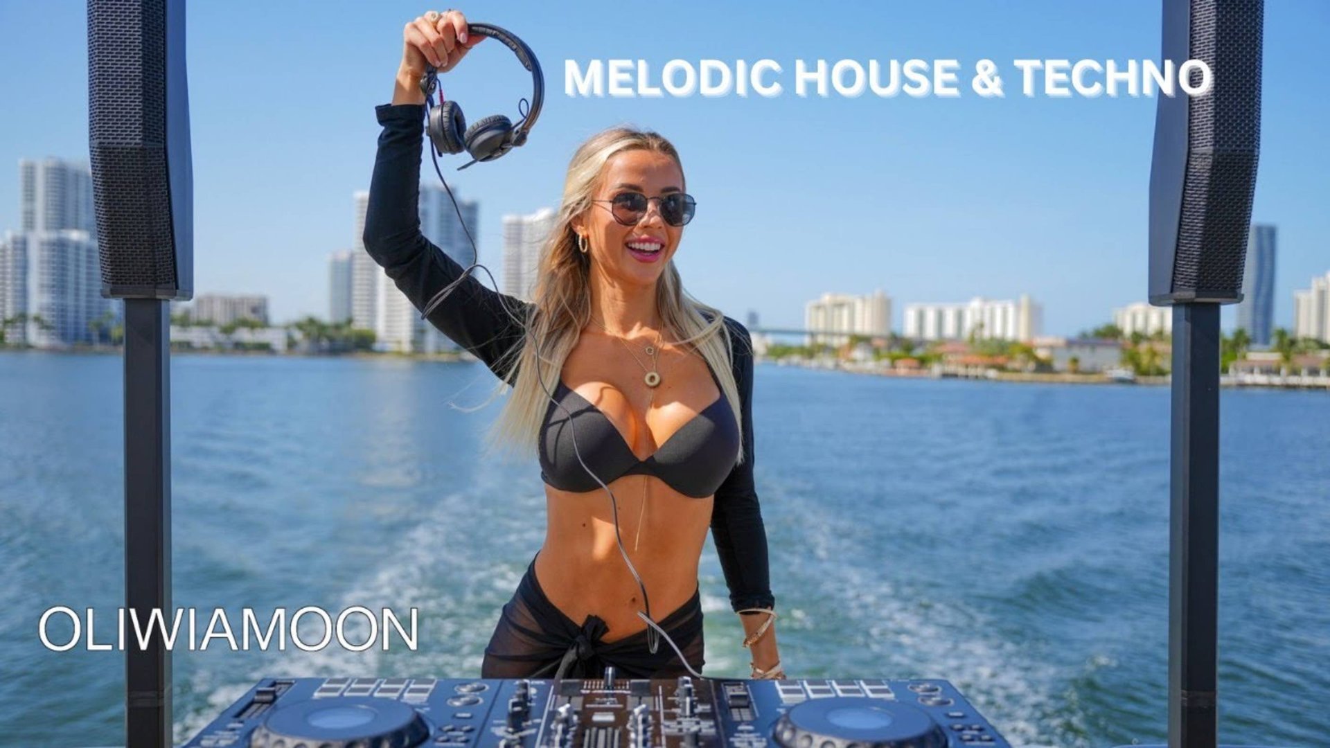 OLIWIA MOON | Melodic House & Techno DJ Set on a Yacht смотреть онлайн