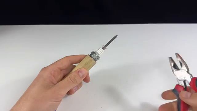 Как сделать простой сварочный аппарат из СВЕЧИ ЗАЖИГАНИЯ в домашних условиях! смотреть онлайн