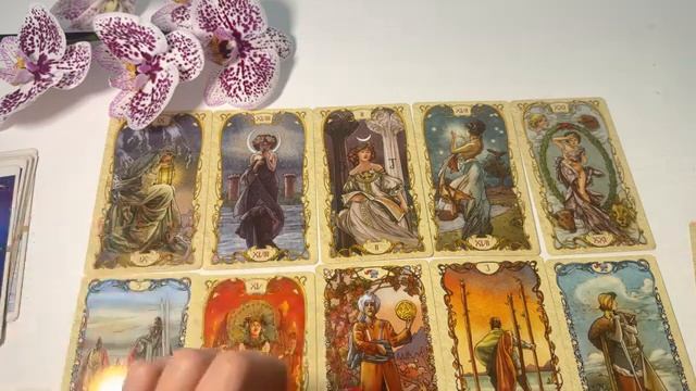 Какие Карты Таро говорят о том, что человек за Вами СЛЕ