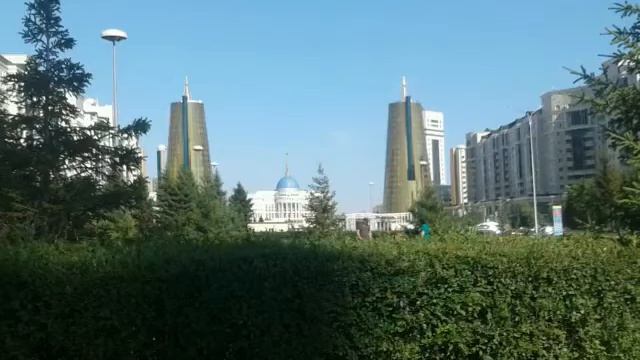 я в астане 3 серия это байтерек рядом все здани