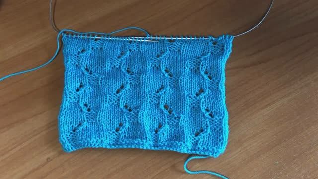 Разновидность теневого узора спицами с ажуром смотреть онлайн