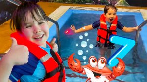 Брозаврики играют в аквапарке Дети играют День рождения Ахмада Развивающее видео для детей