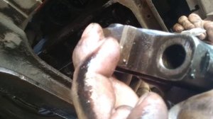 лежу под КамАЗом откручивают бугеля снимаю вкладыши