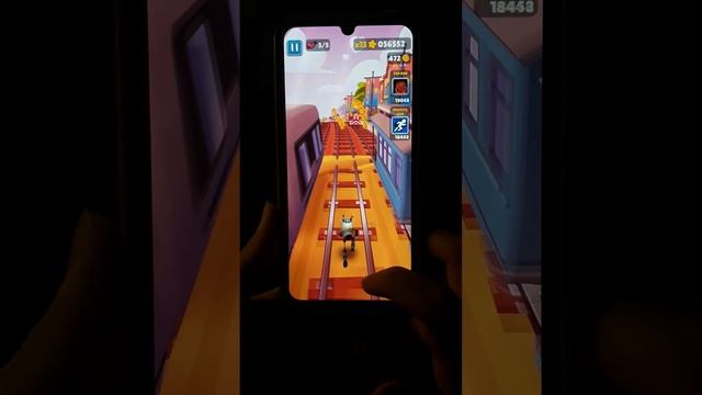 Играю в игру Subway Surfers. Забираю свои награды.